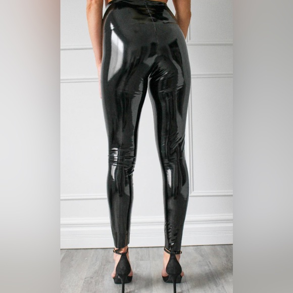 Commando Faux Leather Patent Leggings in High Shine 🍸 - Picture 4 of 8